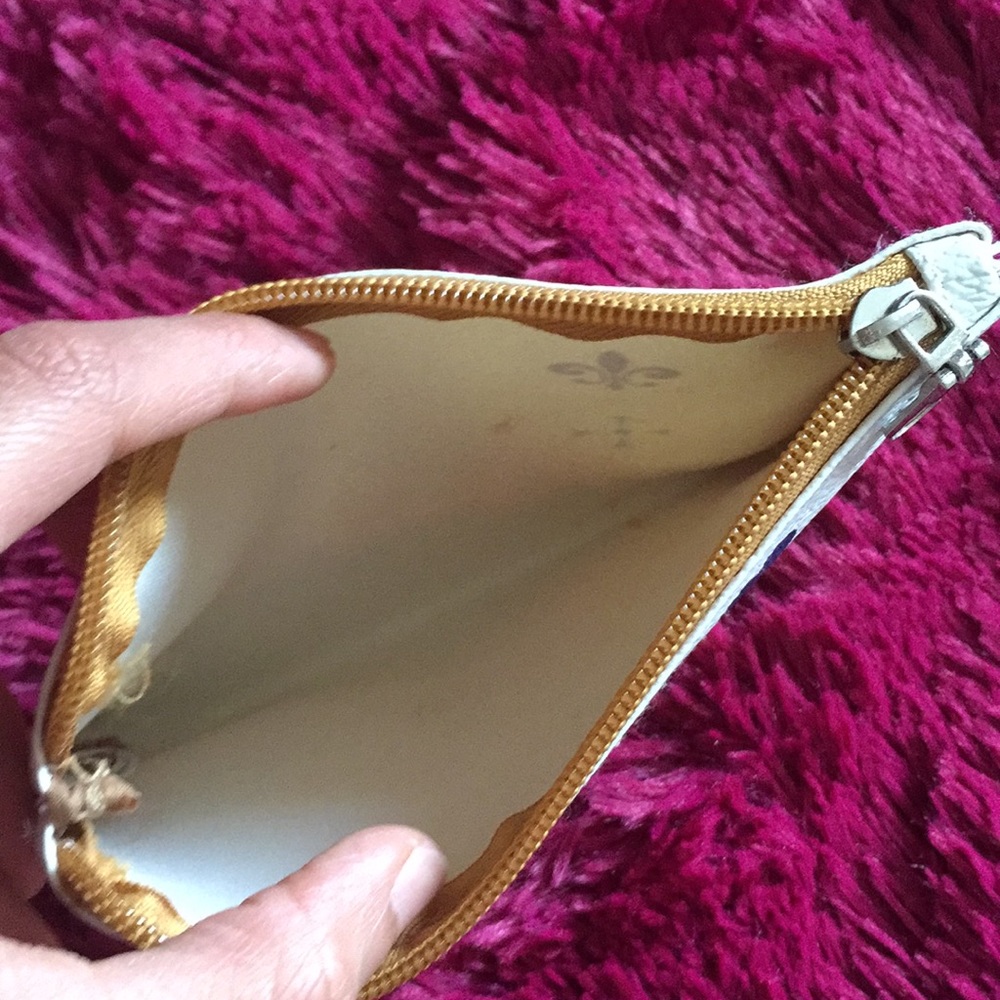 Royal-themed cosmetic pouch - Picture 5 of 8